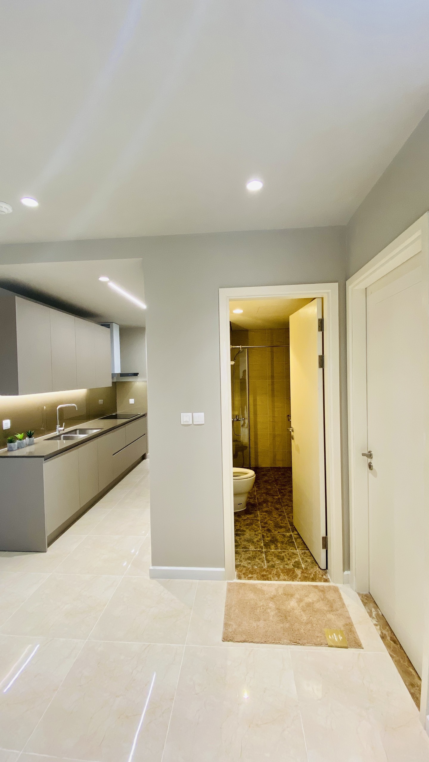 Vinhomes D'Capitale - Bán căn 2 phòng ngủ 2WC 82m2 tòa C7 view hồ