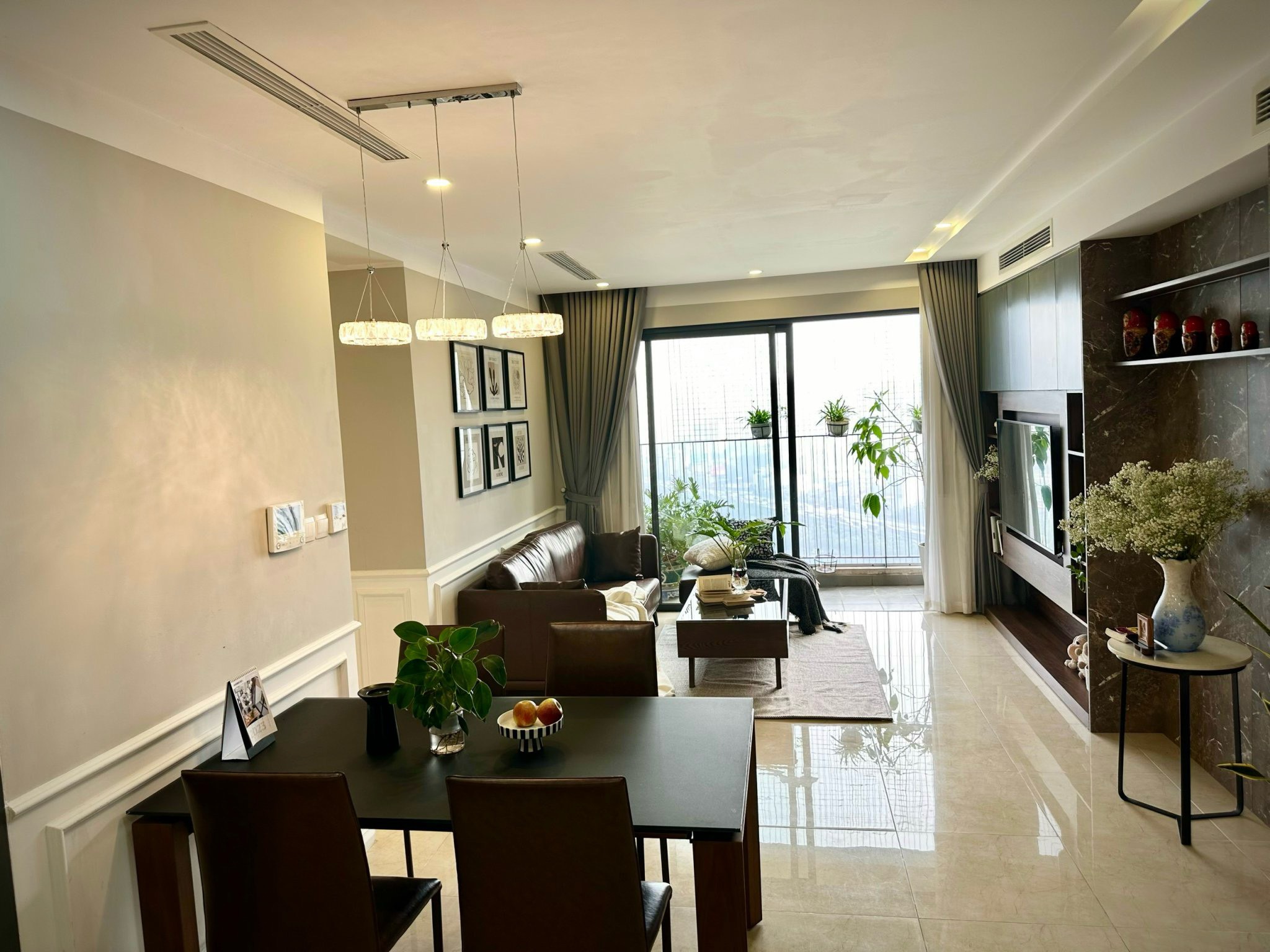 Vinhomes D'capitale - Cho thuê căn 3 phòng ngủ 99m2 view hồ đầy đủ nội thất hiện đại